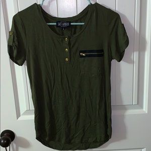 Women’s zipper pocket top